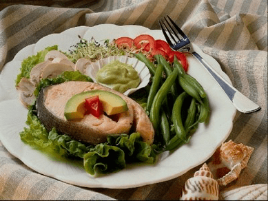 El pescado con verduras está incluido en la dieta para adelgazar. 