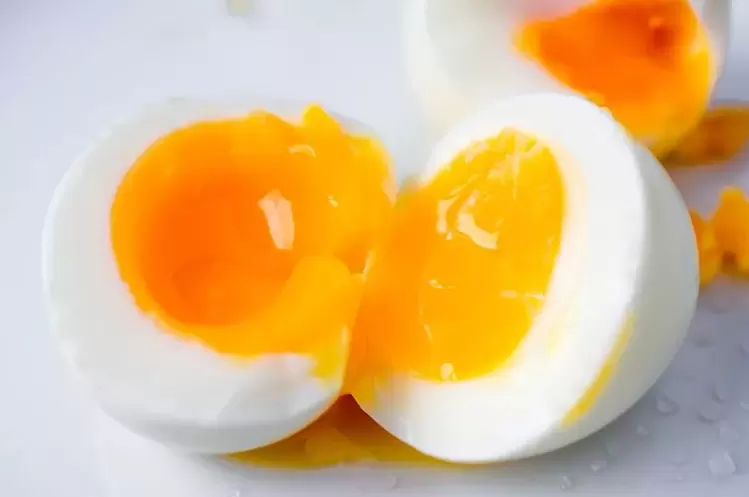 huevo de gallina hervido para una dieta libre de carbohidratos