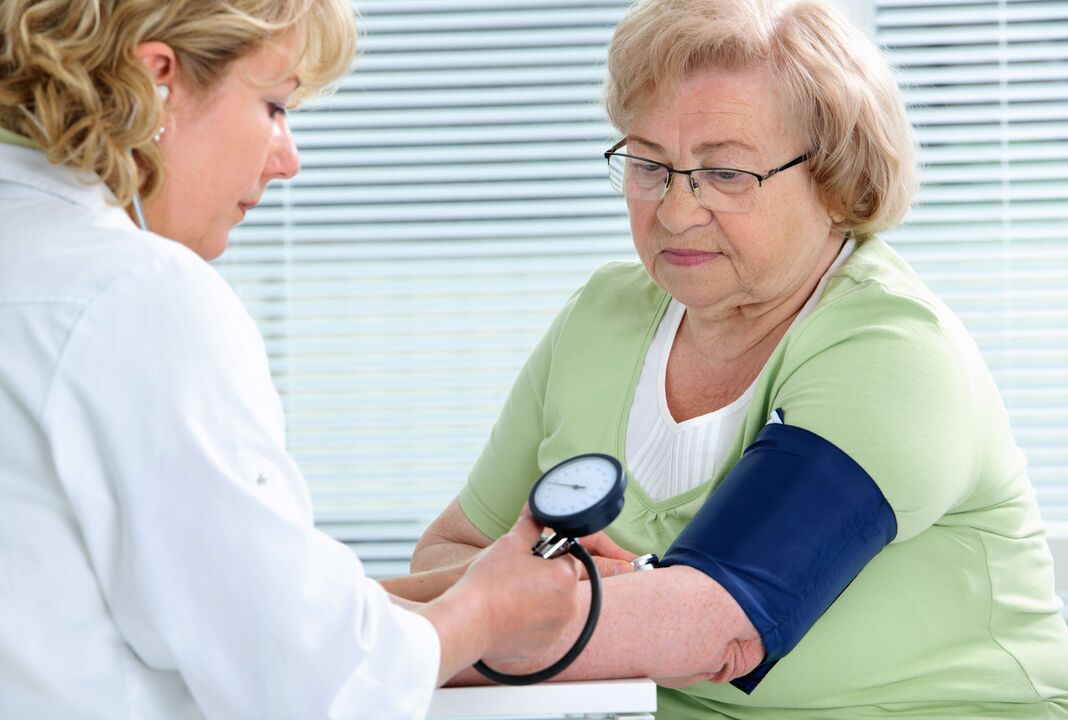 se mide la presión arterial de una mujer