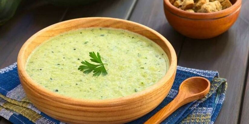 La sopa de puré de repollo y calabacín es un plato agradable para el estómago en el menú de la dieta hipoalergénica. 