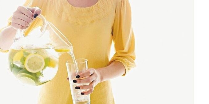 El agua de limón ayuda a limpiar el cuerpo. 
