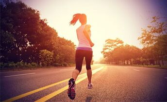 El entrenamiento cardiovascular, como correr, ayuda a quemar grasa en las piernas. 